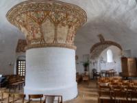 Wuchtige bemalte Rundsäule im runden Mittelschiff der Ny Rundkirche - Nyker